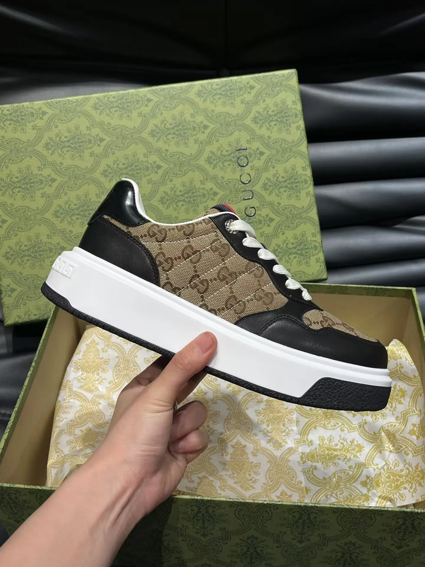 P440 new men's shoes GUCCI [Lightning] latest shoes are shipped. Original quality, fashionable, special materials, sheepskin lining, new packaging. The foot feels super comfortable and the workmanship is impeccable. Size: 38-45